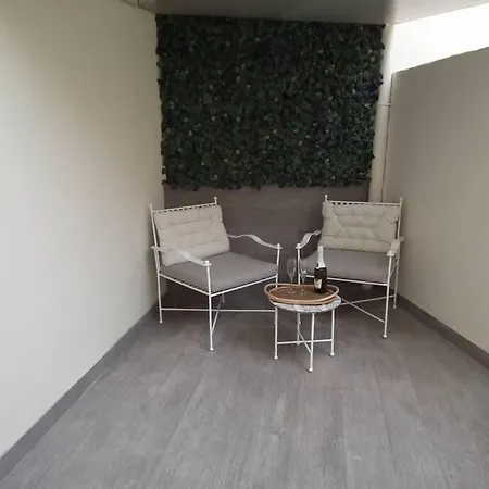 Sunny Oasis In Vibrant District 50m From Sea Promenade 아파트